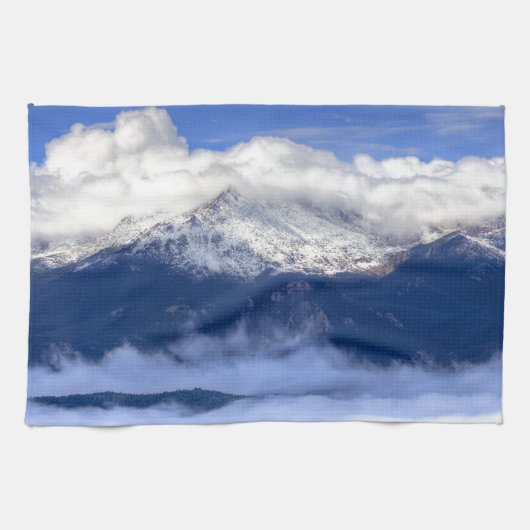 Pikes Peak met verse sneeuwval en wolken Theedoek (Horizontaal)