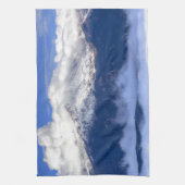 Pikes Peak met verse sneeuwval en wolken Theedoek (Verticaal)