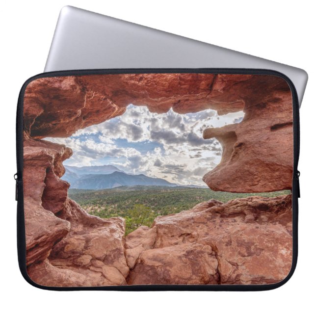 Pikes peak through a Rock Hole Laptop Sleeve (Voorkant)