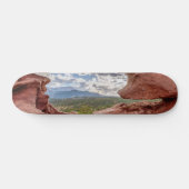Pikes peak through a Rock Hole Persoonlijk Skateboard (Horizontaal)