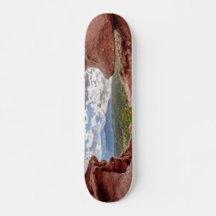 Pikes peak through a Rock Hole Persoonlijk Skateboard
