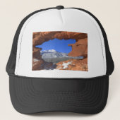 Pikes Peak through Sandstone Hole 01 Trucker Pet (Voorkant)