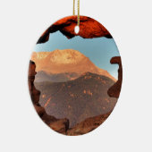 Pikes Peak through Sandstone Hole 02 Keramisch Ornament (Rechts)