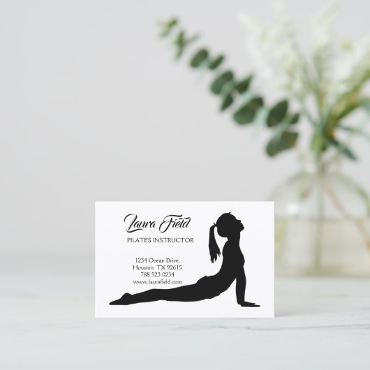 Pilates Instructeur Minimalist Zwart-Wit Visitekaartje (Staand voorkant)
