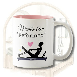 PILATES-MOEDER IS "GEREFORMEERD" REFORMER NAAM TWEEKLEURIGE KOFFIEMOK