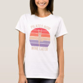 Pilates nu wijn later retro zonsondergang yoga pos t-shirt (Voorkant)