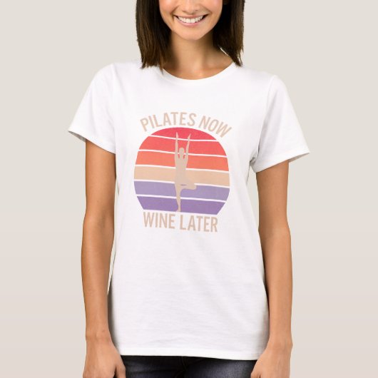 Pilates nu wijn later retro zonsondergang yoga pos t-shirt (Voorkant)