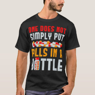 Pillen in een flesapotheker t-shirt