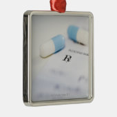 Pillen op schriftelijk voorschrift metalen ornament (Rechts)