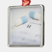 Pillen op schriftelijk voorschrift metalen ornament (Links)