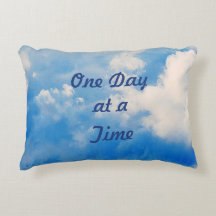 Pillow-Azure met witte wolken