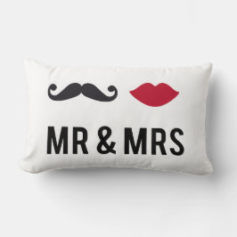 Pillow en mevrouw. met snor en rode lippen kussen