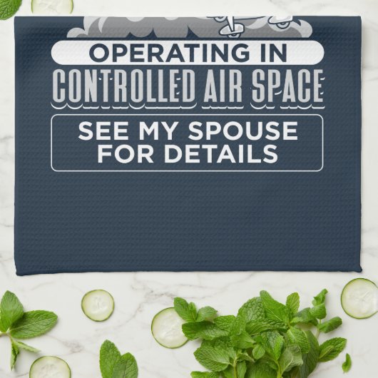 Piloot in ruste, werkend in de luchtruimte theedoek (Gevouwen)