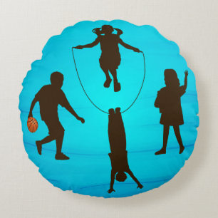 Piloot met kinderen die spelen rond kussen