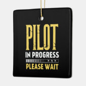 Pilot in Progress – Loading Bar Aviation Design Keramisch Ornament (Links)