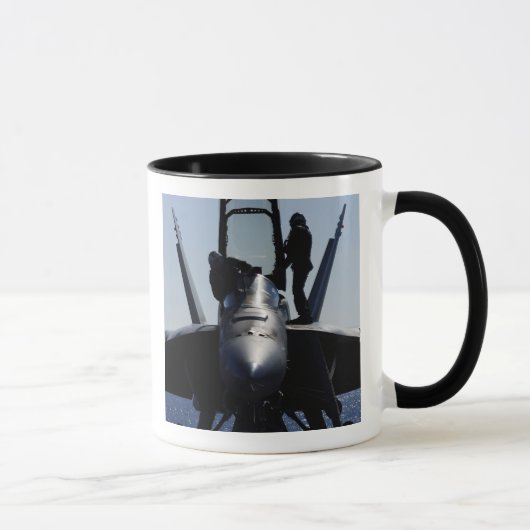 Piloten voeren een aan de vlucht voorafgaande insp mok (Rechts)