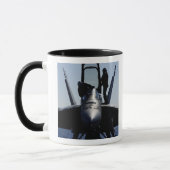 Piloten voeren een aan de vlucht voorafgaande insp mok (Links)