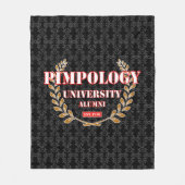 PIMPOLOGY UNIVERSITY ALUMNI 2K21 WHT/RED/GLD FLEECE DEKEN (Voorkant)