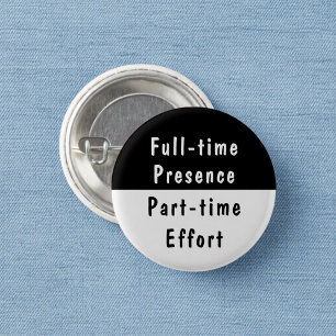 Pin met knop voor humoristische aanwezigheid op he ronde button 3,2 cm