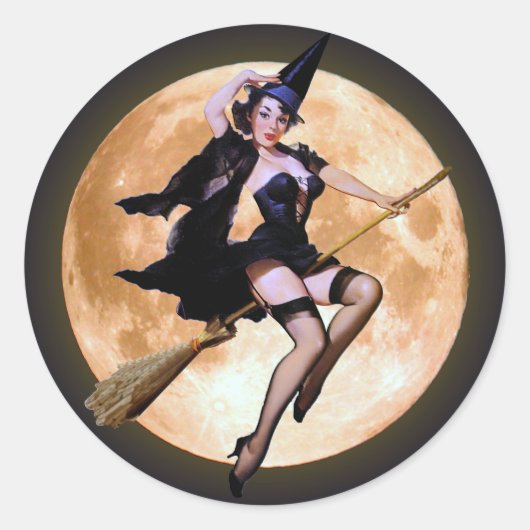 Pin-up heks tegen een oogst maan ronde sticker (Voorkant)