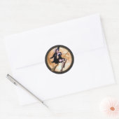 Pin-up heks tegen een oogst maan ronde sticker (Envelop)