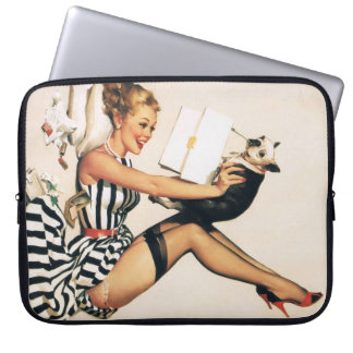 Pin-up meisje dat puppy's adoreert - Retro Pin-up Laptop Sleeve