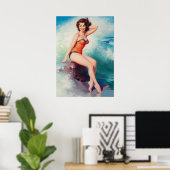 Pin-Up Poseren Naast het Surf Kunst Poster (Thuiskantoor)