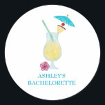Piña Colada Tropical Wedding Vrijgezellenfeest Ronde Sticker<br><div class="desc">Deze bachelorette sticker is voorzien van een schilderij van een waterverf van een piña colada glas. Pas aan met uw informatie en verander om het even welke formulering om uw gebeurtenis aan te passen.</div>