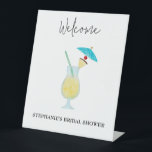 Piña Colada Tropical Wedding Vrijgezellenfeest Wel Reclamebord Met Voetstuk<br><div class="desc">Dit vrijgezellenfeest-welkomstteken is voorzien van een schilderij van een piña colada glas in de waterverf. Pas aan met uw informatie en verander om het even welke formulering om uw gebeurtenis aan te passen.</div>