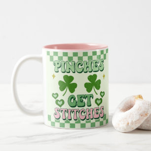 Pinches krijgen Stitches Funny St. Patrick's Day Tweekleurige Koffiemok