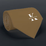 Pinda Bruin Elegant Monogram Naam Stropdas<br><div class="desc">Een elegante stropdas met een gewaagd wit monogram op een achtergrond van Pinda Brown. Bovenop dit monogram staat je voor- of achternaam in alle hoofdletters. Als u de voorkeur geeft aan een stoutmoediger zoeken naar de persoonlijke naam in de grote letter kunt u het volgende doen: Gebruik de functie aanpassen...</div>