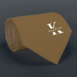 Pinda Bruin Elegant Monogram   Naam Stropdas<br><div class="desc">Een elegante stropdas met een gewaagd wit monogram op een achtergrond van Pinda Brown. Bovenop dit monogram staat je voor- of achternaam in alle hoofdletters. Als u de voorkeur geeft aan een stoutmoediger zoeken naar de persoonlijke naam in de grote letter kunt u het volgende doen: Gebruik de functie aanpassen...</div>