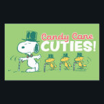 pinda's | Candy Cane Cuties Rechthoekige Sticker<br><div class="desc">Charles Schulz's Peanuts Christmas-design leggen de essentie van kinderonschuld en de hartverwarmende sfeer van het vakantieseizoen vast.</div>