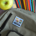 pinda's | De pinda's gang samen Vierkante Button 5,1 Cm<br><div class="desc">Vier vriendschap en plezier met deze knop met de hele Peanuts-bende samen. Perfect voor fans van de Peanuts-personages,  deze knop voegt een vrolijke en nostalgische toets toe aan rugzakken,  jassen of elk accessoire,  waardoor de vreugde van Charlie Brown,  Snoopy en vrienden wordt gebracht,  waar je ook gaat.</div>