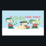 pinda's | Een cadeau voor jou Rechthoekige Sticker<br><div class="desc">Charles Schulz's Peanuts Christmas-design leggen de essentie van kinderonschuld en de hartverwarmende sfeer van het vakantieseizoen vast.</div>