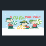 pinda's | Een cadeau voor jou Rechthoekige Sticker<br><div class="desc">Charles Schulz's Peanuts Christmas-design leggen de essentie van kinderonschuld en de hartverwarmende sfeer van het vakantieseizoen vast.</div>