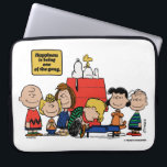 pinda's | Geluk is één van de bende zijn Laptop Sleeve<br><div class="desc">Geluk maakt inderdaad deel uit van de Peanuts-bende,  zoals afgebeeld in de geliefde strip en de verschillende aanpassingen ervan. De Peanuts-personages vinden,  ondanks hun gebreken en worstelingen,  vreugde in hun hechte vriendschappen en gedeelde ervaringen.</div>