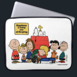 pinda's | Geluk is één van de bende zijn Laptop Sleeve<br><div class="desc">Geluk maakt inderdaad deel uit van de Peanuts-bende,  zoals afgebeeld in de geliefde strip en de verschillende aanpassingen ervan. De Peanuts-personages vinden,  ondanks hun gebreken en worstelingen,  vreugde in hun hechte vriendschappen en gedeelde ervaringen.</div>