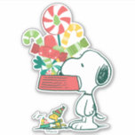 pinda's | Hoe meer de Merrier Sticker<br><div class="desc">Charles Schulz's Peanuts Christmas-design leggen de essentie van kinderonschuld en de hartverwarmende sfeer van het vakantieseizoen vast.</div>