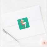 pinda's | Hoe meer de Merrier Vierkante Sticker<br><div class="desc">Charles Schulz's Peanuts Christmas-design leggen de essentie van kinderonschuld en de hartverwarmende sfeer van het vakantieseizoen vast.</div>