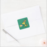 pinda's | Hoe meer de Merrier Vierkante Sticker<br><div class="desc">Charles Schulz's Peanuts Christmas-design leggen de essentie van kinderonschuld en de hartverwarmende sfeer van het vakantieseizoen vast.</div>