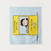 pinda's | Lucy en de dokter zijn in Wandkleed (Voorkant)