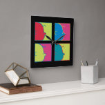 pinda's | Moderne Pop Art Charlie Brown Vierkante Klok<br><div class="desc">Bekijk dit kleurrijke pop-kunststijl Peanuts-ontwerp met Charlie Brown.</div>