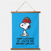 pinda's | Snoopy balanceert his Dog Dish Hangend Wandkleed (Voorkant)