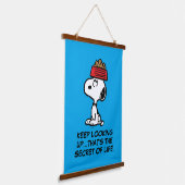 pinda's | Snoopy balanceert his Dog Dish Hangend Wandkleed (Gebogen)