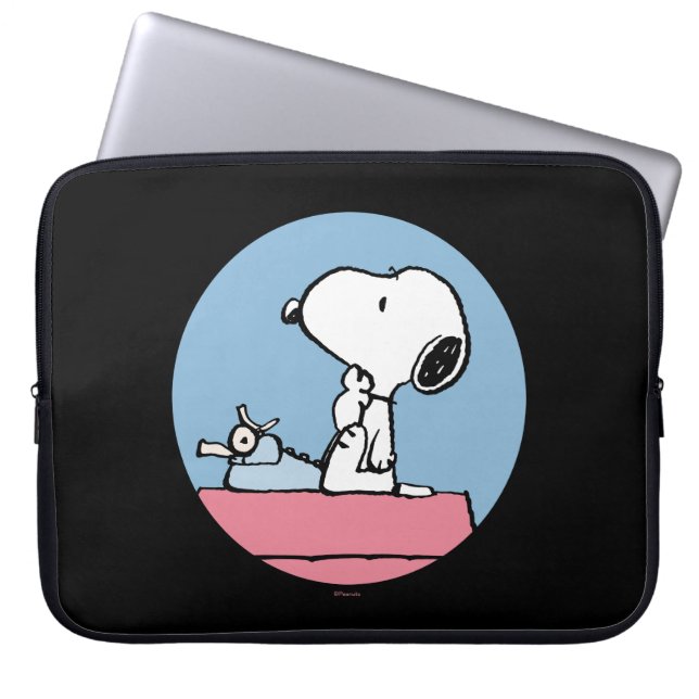 pinda's | Snoopy bij de schrijfmachine Laptop Sleeve (Voorkant)