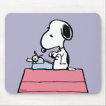 pinda's | Snoopy bij de schrijfmachine Muismat<br><div class="desc">Bekijk dit geweldige Peanuts-ontwerp met Snoopy.</div>