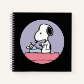 pinda's | Snoopy bij de schrijfmachine Notitieboek (Voorkant)