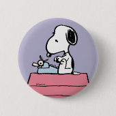 pinda's | Snoopy bij de schrijfmachine Ronde Button 5,7 Cm (Voorkant)