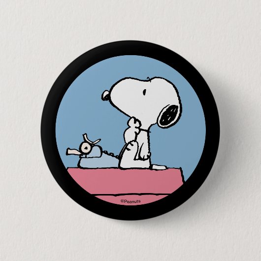 pinda's | Snoopy bij de schrijfmachine Ronde Button 5,7 Cm (Voorkant)